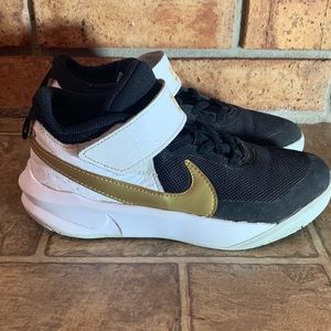 Nike boys size 2.5 basketball shoes